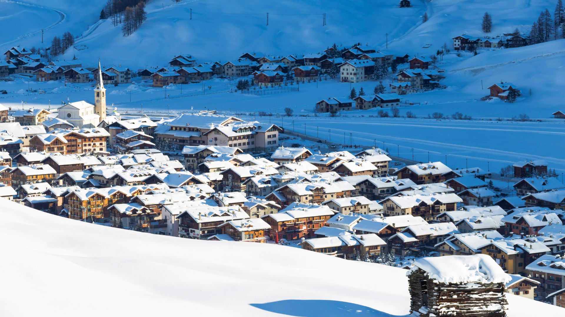 Vue panoramique du centre de Livigno en hiver avec la neige