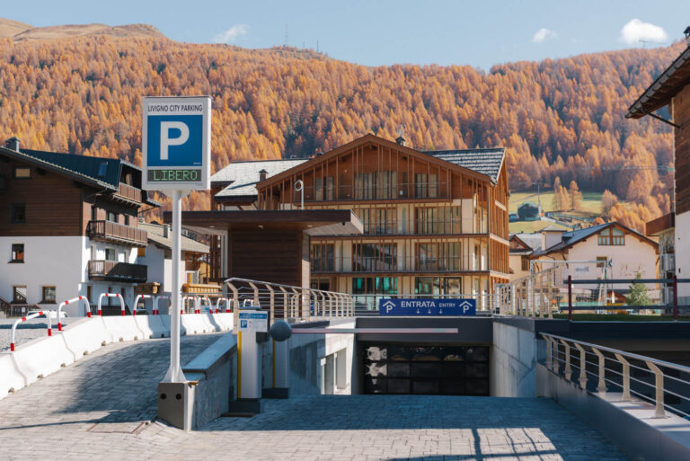 Einfahrt zu den Parkplätzen des Skigebiets Valandrea in Livigno - Parkplätze für Skifahrer in der Nähe der Pisten