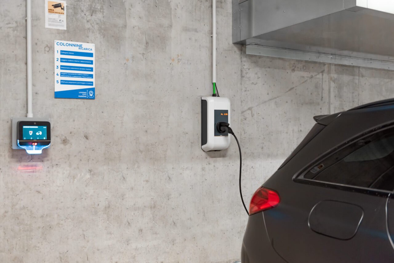Überdachte Ladestation für Elektroautos in Livigno - Skigebiet Valandrea