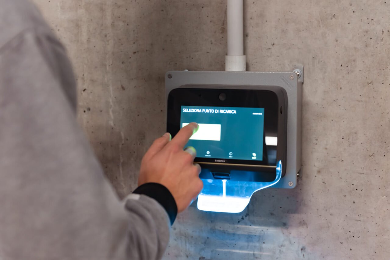 Ladesäule für Elektroautos im Zentrum von Livigno auf dem Parkplatz des Skigebiets Valandrea