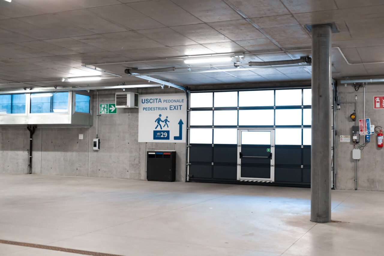 Fußgängerausgang des überdachten Parkplatzes Valandrea in Livigno