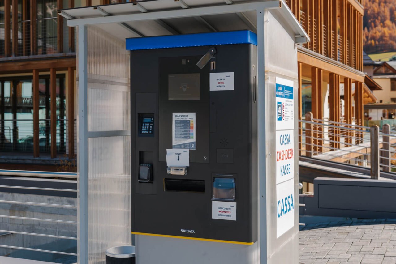 Parkplatz mit automatischer Kasse im Zentrum von Livigno nahe dem Skigebiet Valandrea