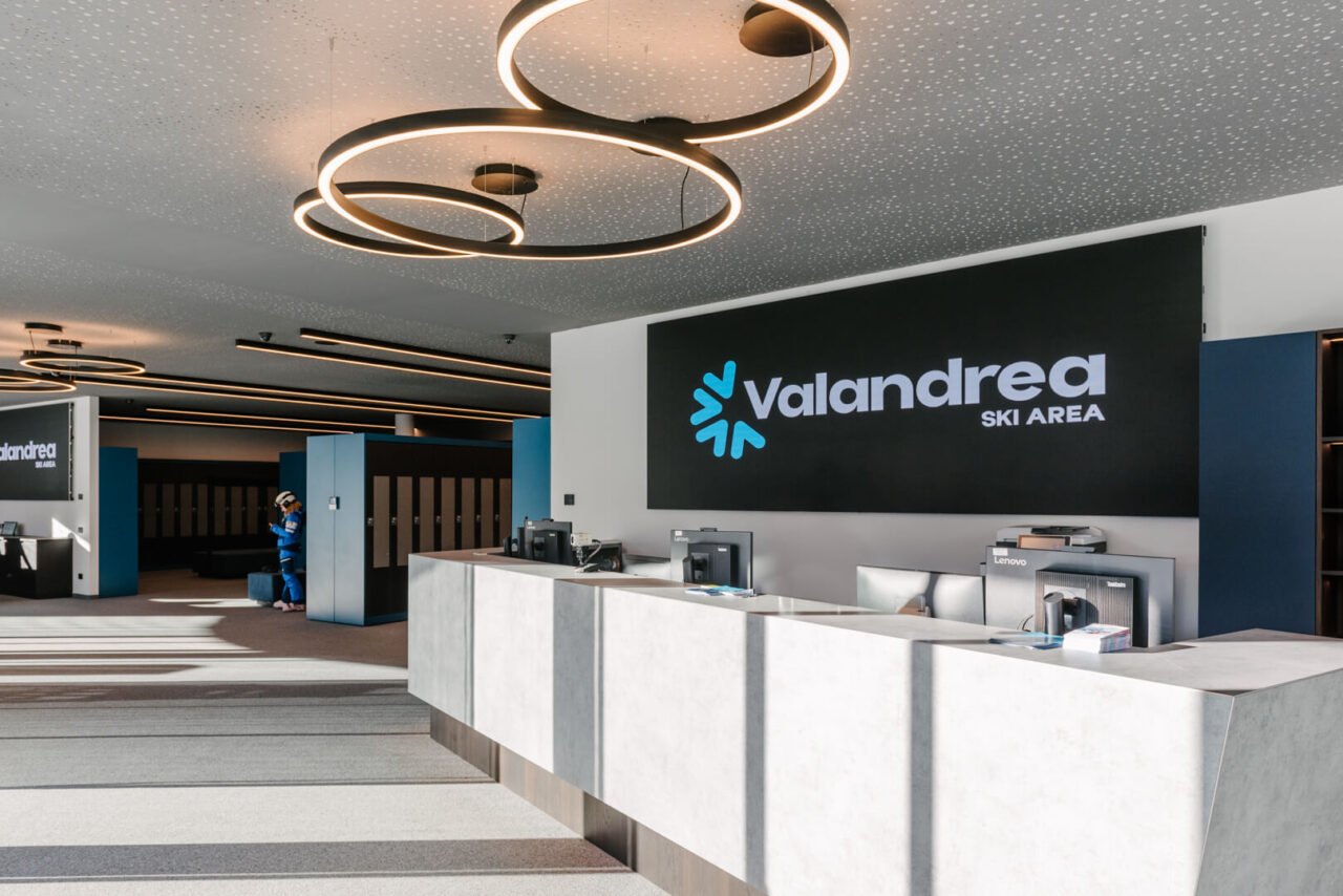 interno della ski area valandrea a livigno con casse skipass e biglietteria, infopoint, noleggio armadietti