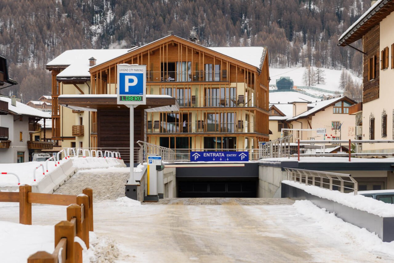 ingresso parcheggio sotterraneo e parcheggio scoperto della Ski Area Valandrea - Livigno