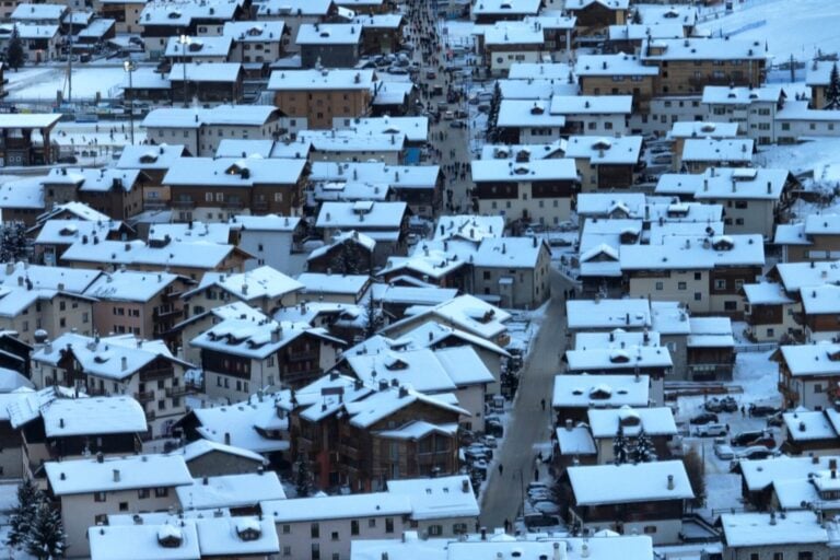 shopping nel centro di livigno in inverno