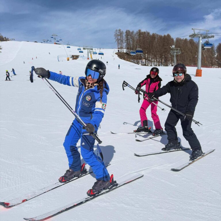 maestri di sci di livigno durante corso di sci per principianti alla ski area valandrea